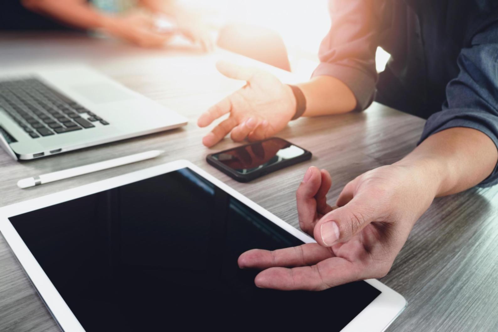 Équipe analysant des projections financières